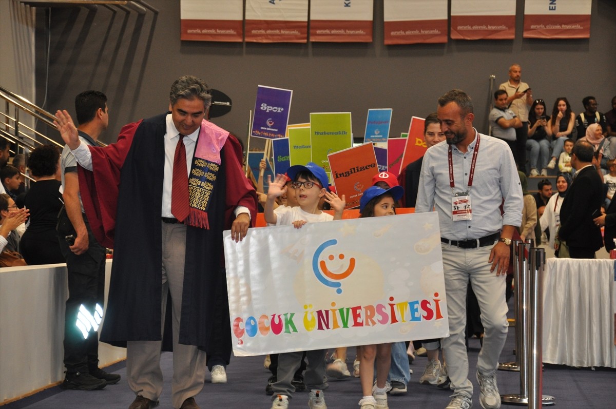 Anadolu Üniversitesinde, Çocuk Üniversitesi, Tazelenme Üniversitesi ve Açıköğretim Sistemi'nden...