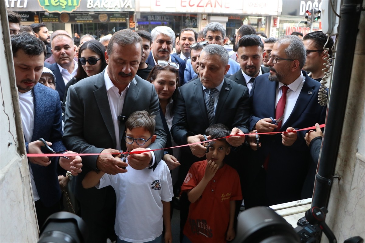 Anahtar Parti (A Parti) Genel Başkanı Yavuz Ağıralioğlu, Yalova'da esnaf ziyaretlerinde...