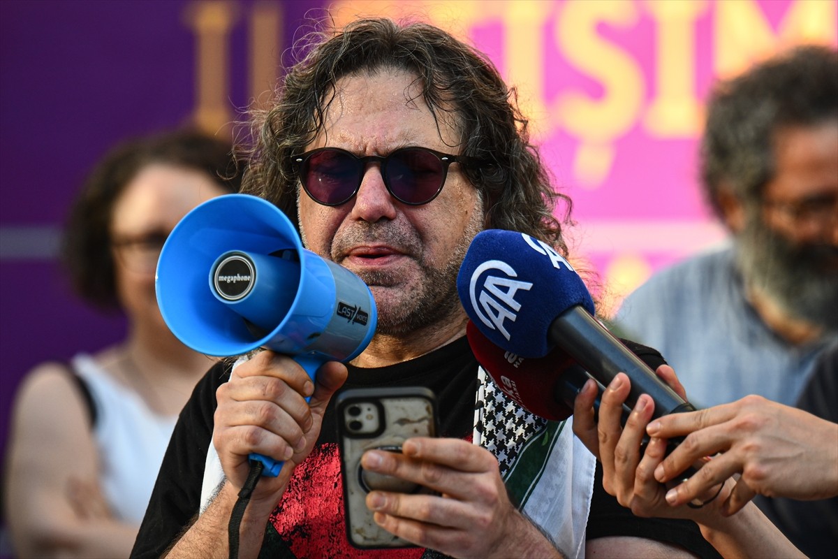 Ankara'da bir grup vatandaş, İsrail'in Gazze'ye insani yardım ulaştırmak amacıyla yola çıkan sivil...