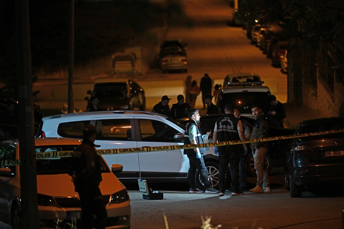 Ankara'nın Etimesgut ilçesinde bir polis memuru, kuzeni için gittiği kız isteme görüşmesinde çıkan...