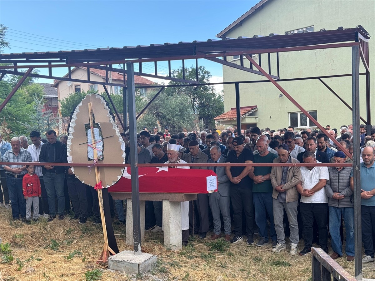 Ankara'nın Etimesgut ilçesinde kuzeni için gittiği kız isteme görüşmesinde çıkan kavgada ağır...