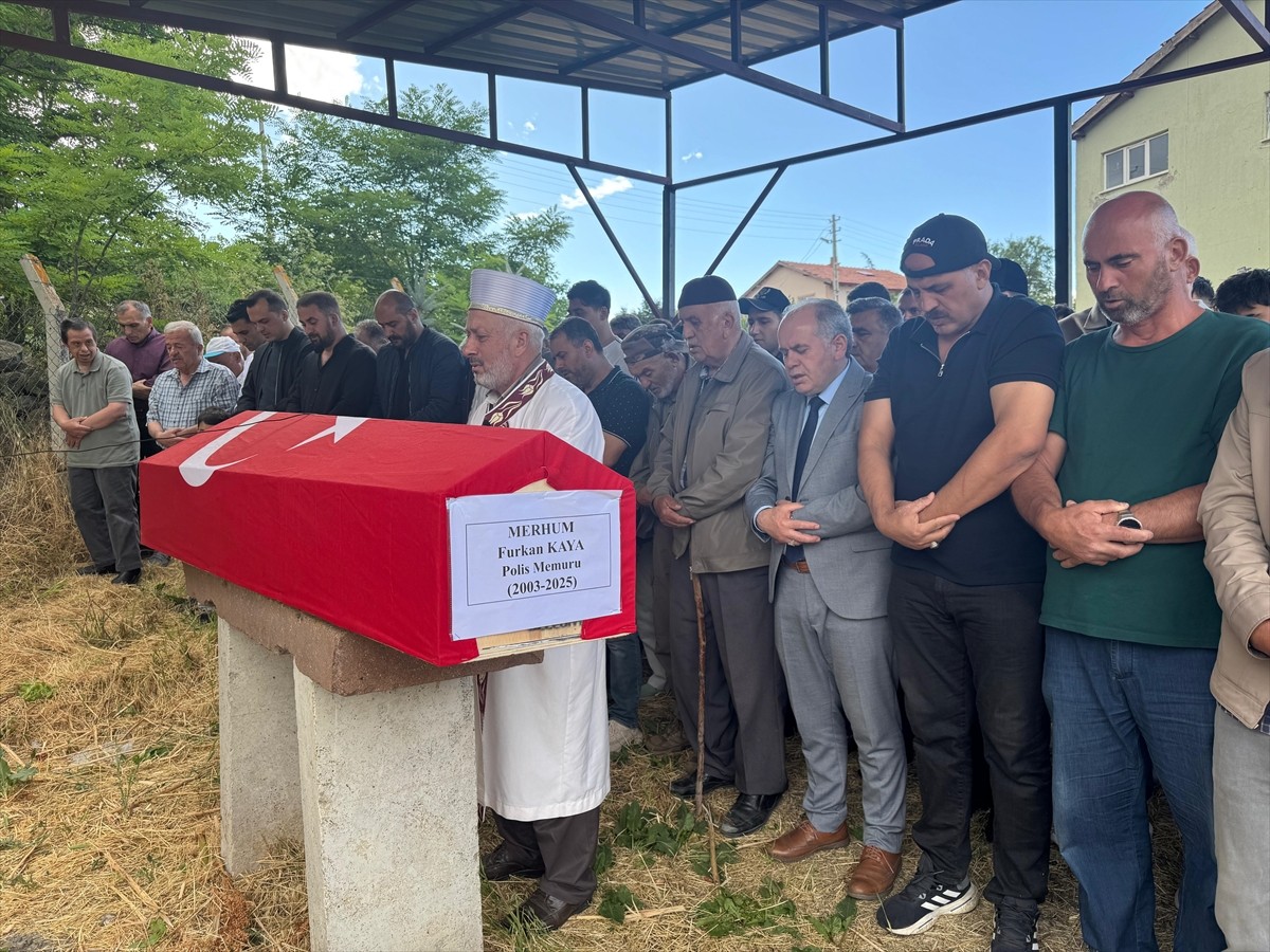 Ankara'nın Etimesgut ilçesinde kuzeni için gittiği kız isteme görüşmesinde çıkan kavgada ağır...