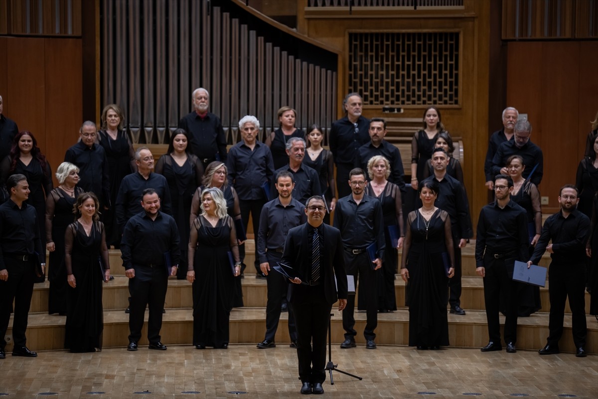 Ankara Devlet Çok Sesli Korosu, 2025 sezonu kapanışını "Yeni Sözler" konseriyle yaptı. Şef Burak...