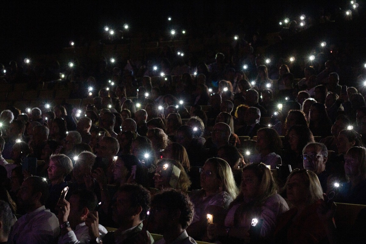 Antakya Medeniyetler Korosu ve sanatçı Karsu, depremzedeler yararına Hollanda'nın Lahey kentinde...
