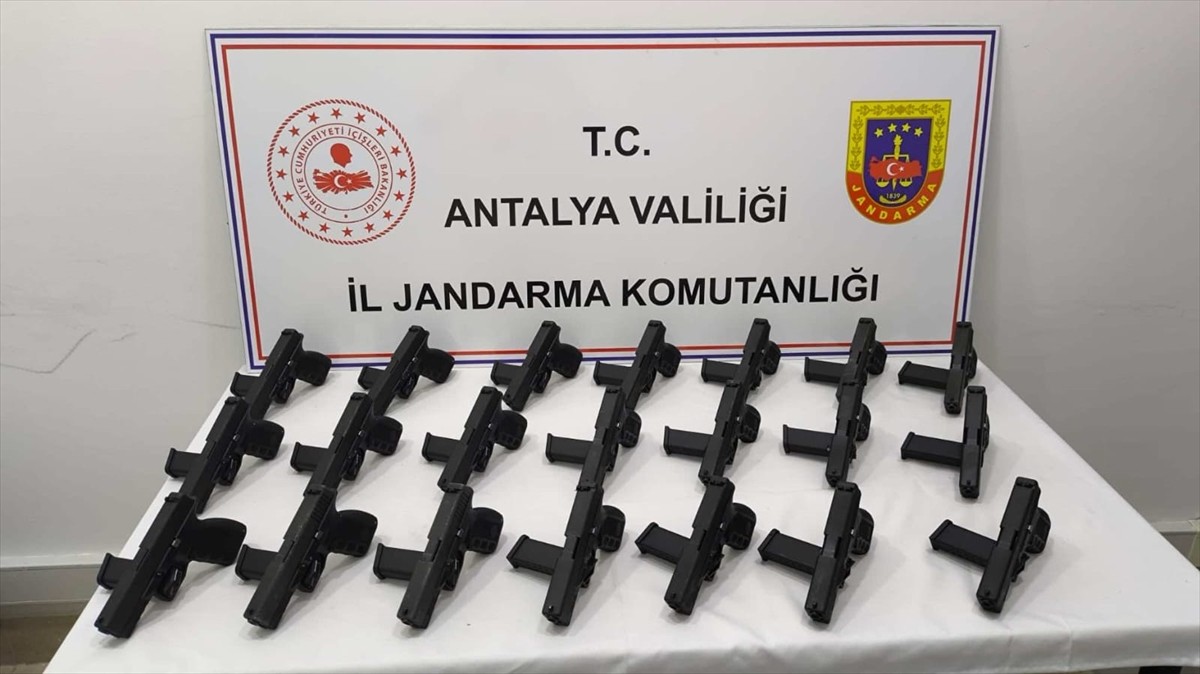 Antalya'da düzenlenen silah kaçakçılığı operasyonunda gözaltına alınan zanlı tutuklandı....