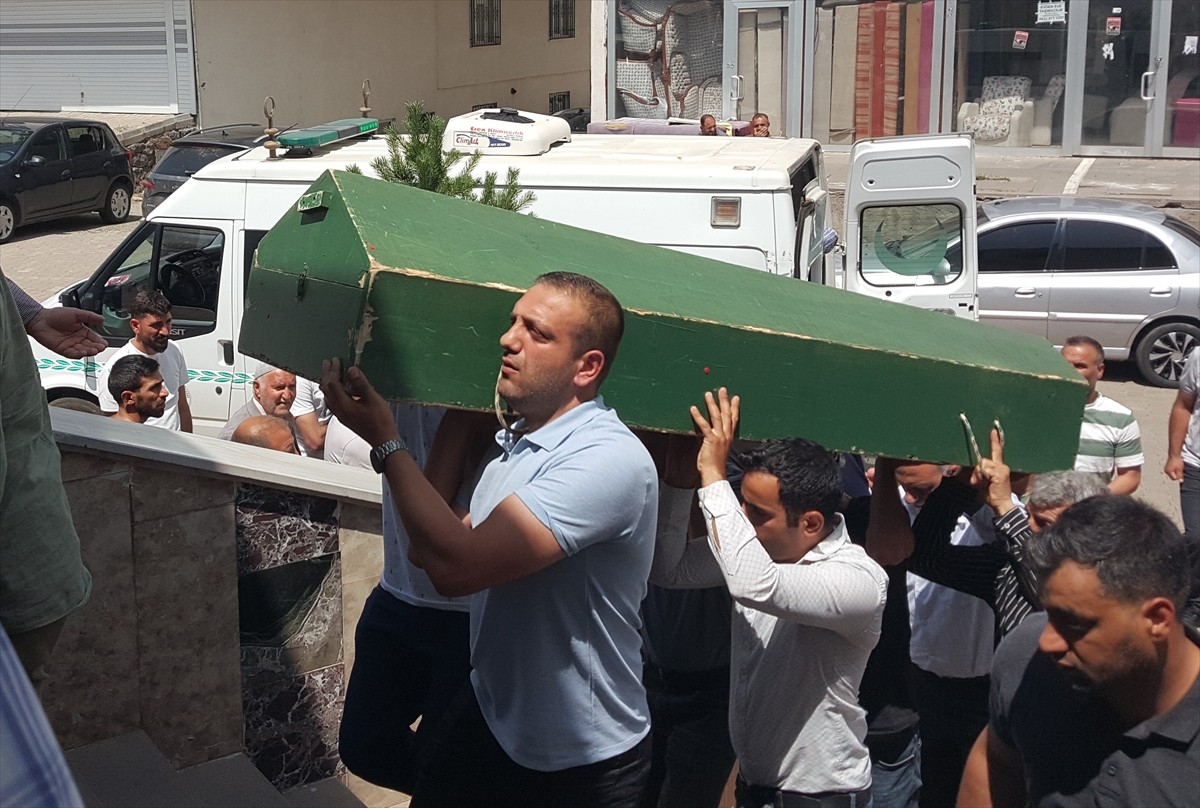 Antalya'da iki motosiklet ile otomobilin çarpışması sonucu hayatını kaybeden 2 kişiden üniversite...