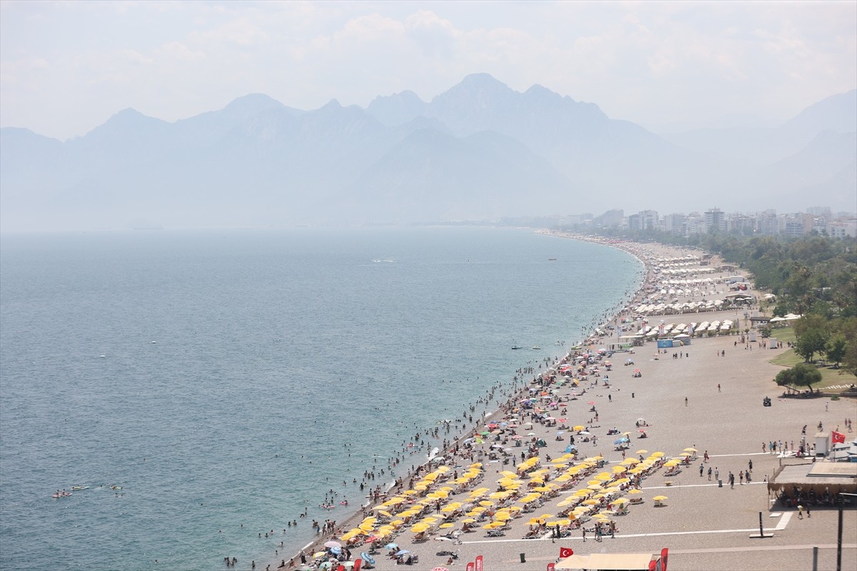 Antalya'da Kurban Bayramı'nın üçüncü gününde sahillere gelen kent sakinleri ve turistler, yoğunluk...