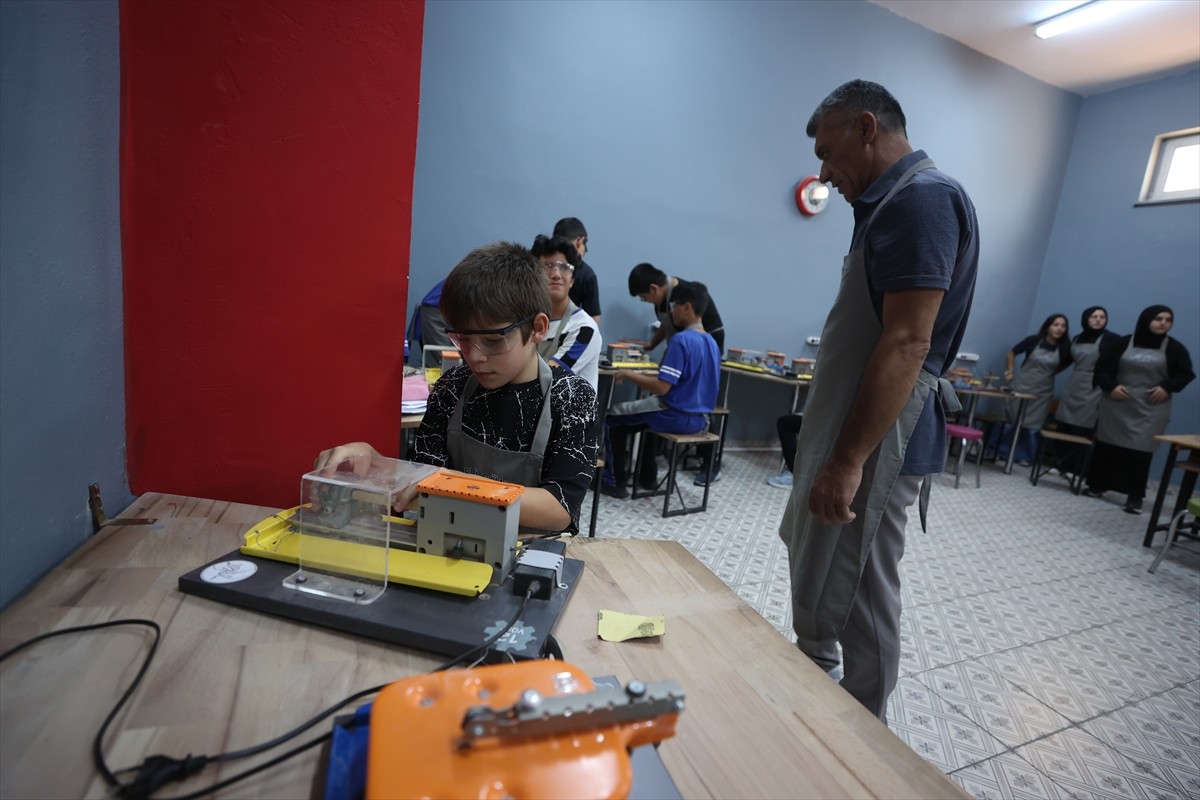 Antalya'da Nebi Güney İmam Hatip Ortaokulu'nda öğrenciler derslerinin yanı sıra piyano ve keman...