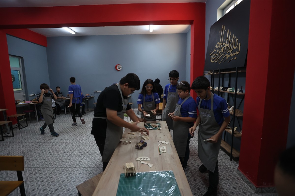 Antalya'da Nebi Güney İmam Hatip Ortaokulu'nda öğrenciler derslerinin yanı sıra piyano ve keman...