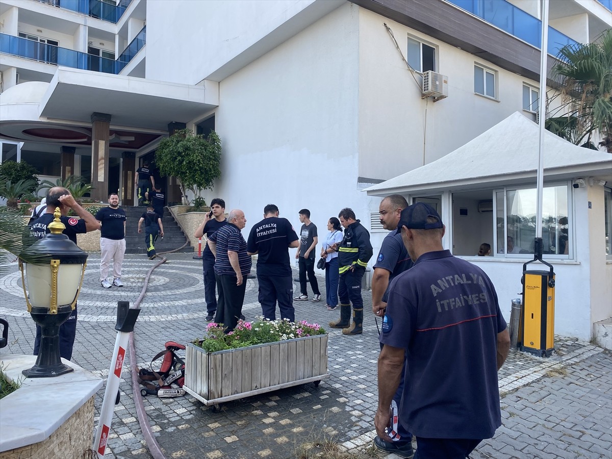 Antalya'nın Alanya ilçesinde bir otelde çıkan yangın söndürüldü. 