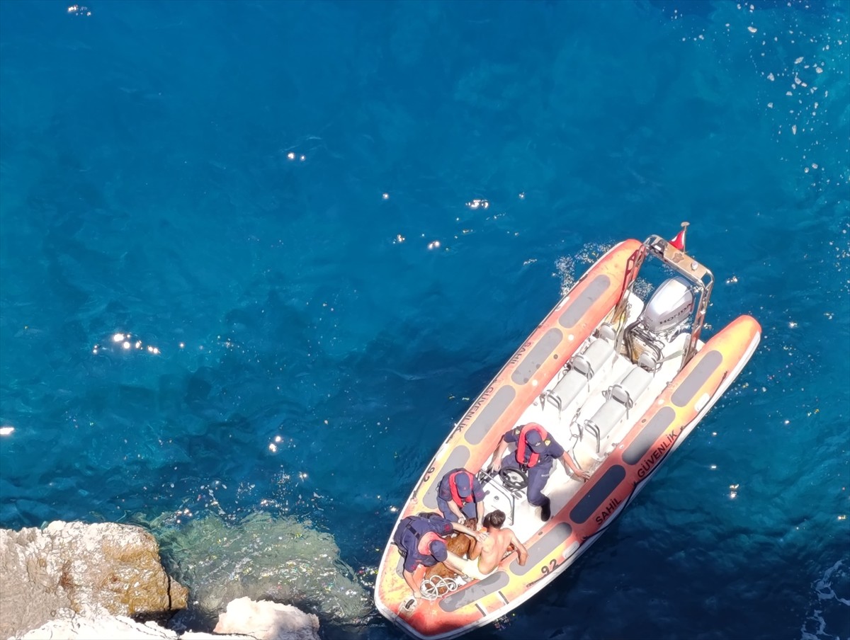Antalya'nın Alanya ilçesindeki Alanya Kalesi'nde bulunan sarp kayalıklarda mahsur kalan keçiyi...
