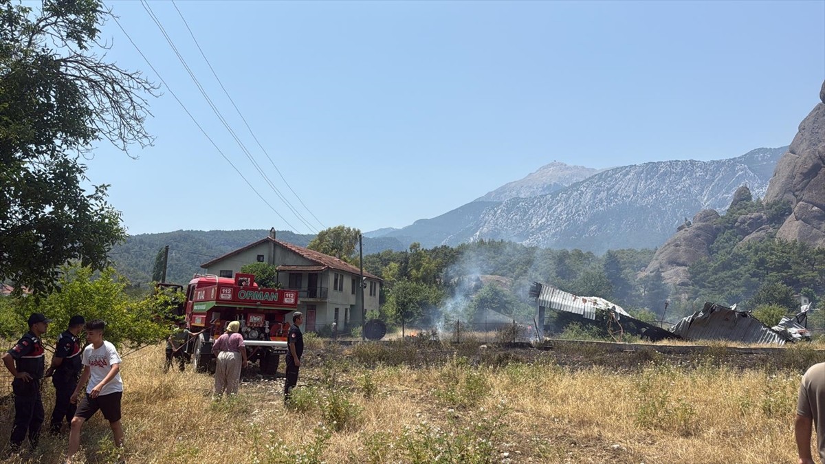 Antalya'nın Kemer ilçesinde evlerin arasındaki çalılık alanda çıkan yangın söndürüldü. 