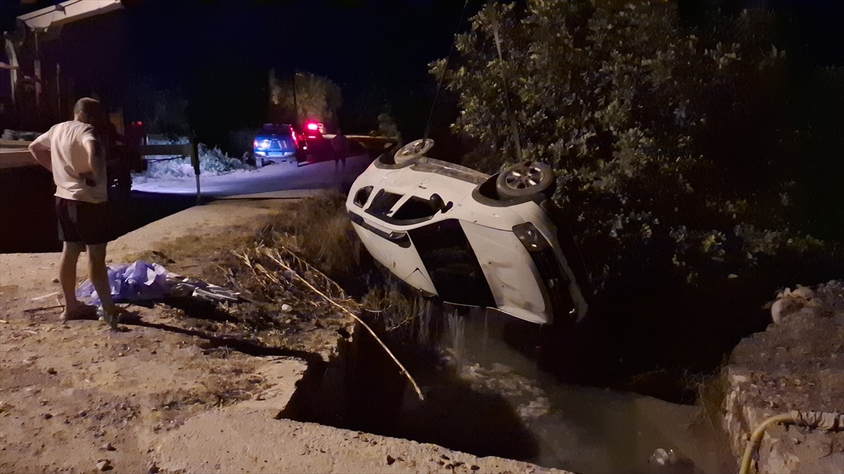 Antalya'nın Manavgat ilçesinde otomobilin sulama kanalına devrilmesi sonucu 2 kişi hayatını...