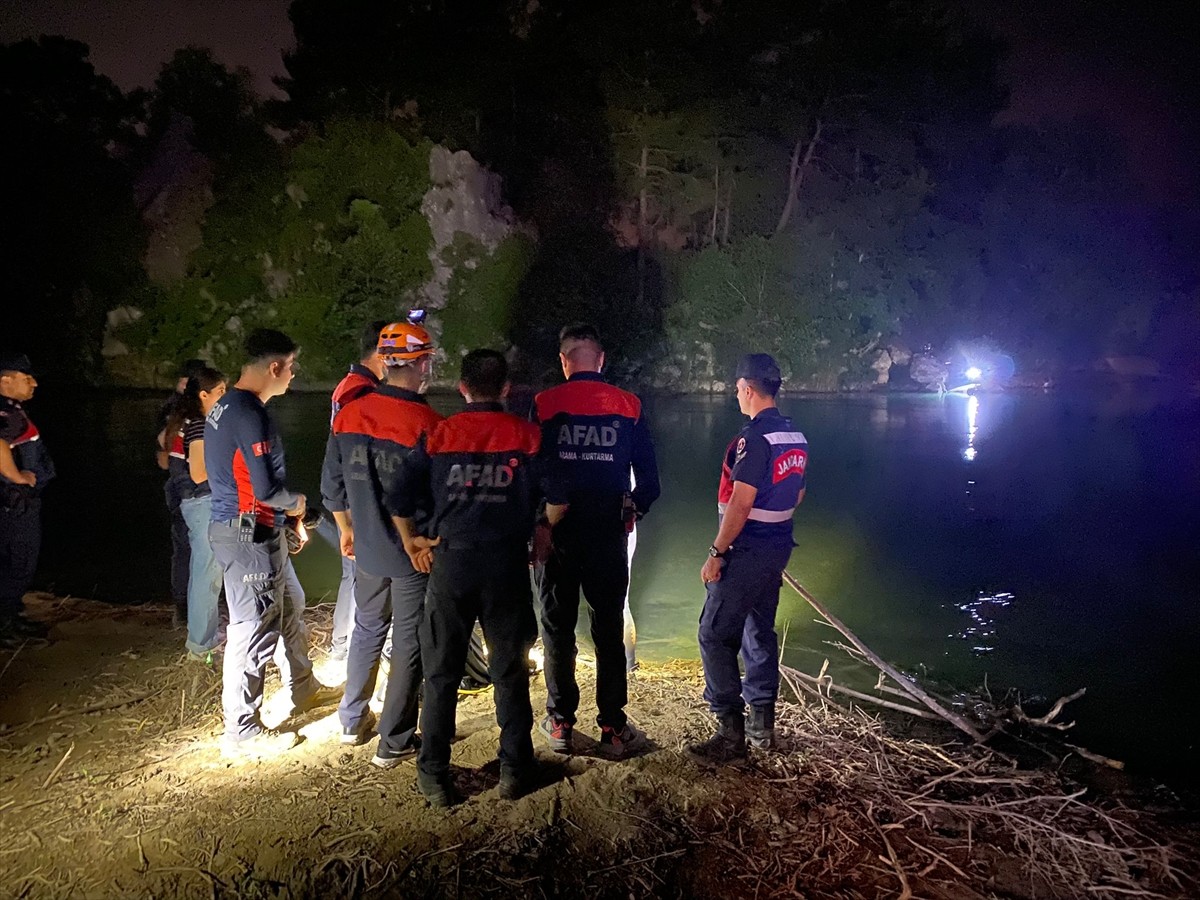 Antalya'nın Serik ilçesinde balık tutmak için girdiği ırmakta akıntıya kapılan genç hayatını...