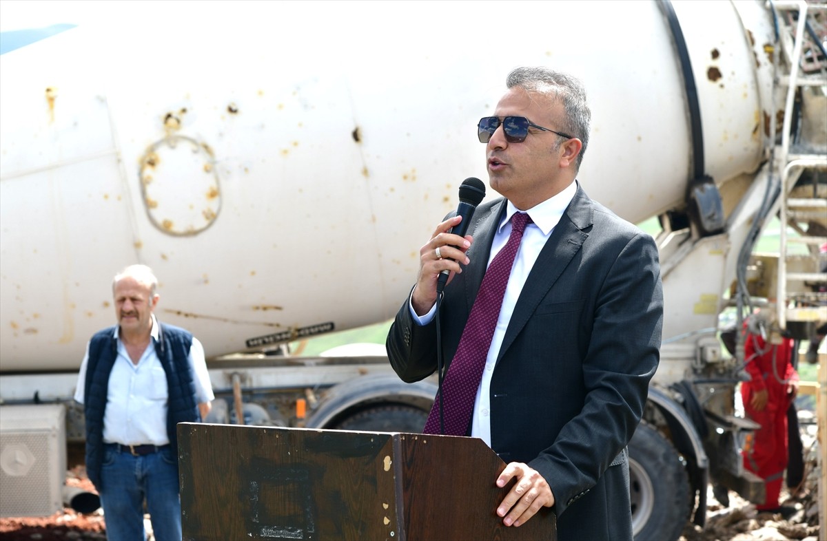 Ardahan'ın Çıldır ilçesindeki Karaçay Kanyonu'nun ortasında yer alan kayalıkların zirvesine kurulu...