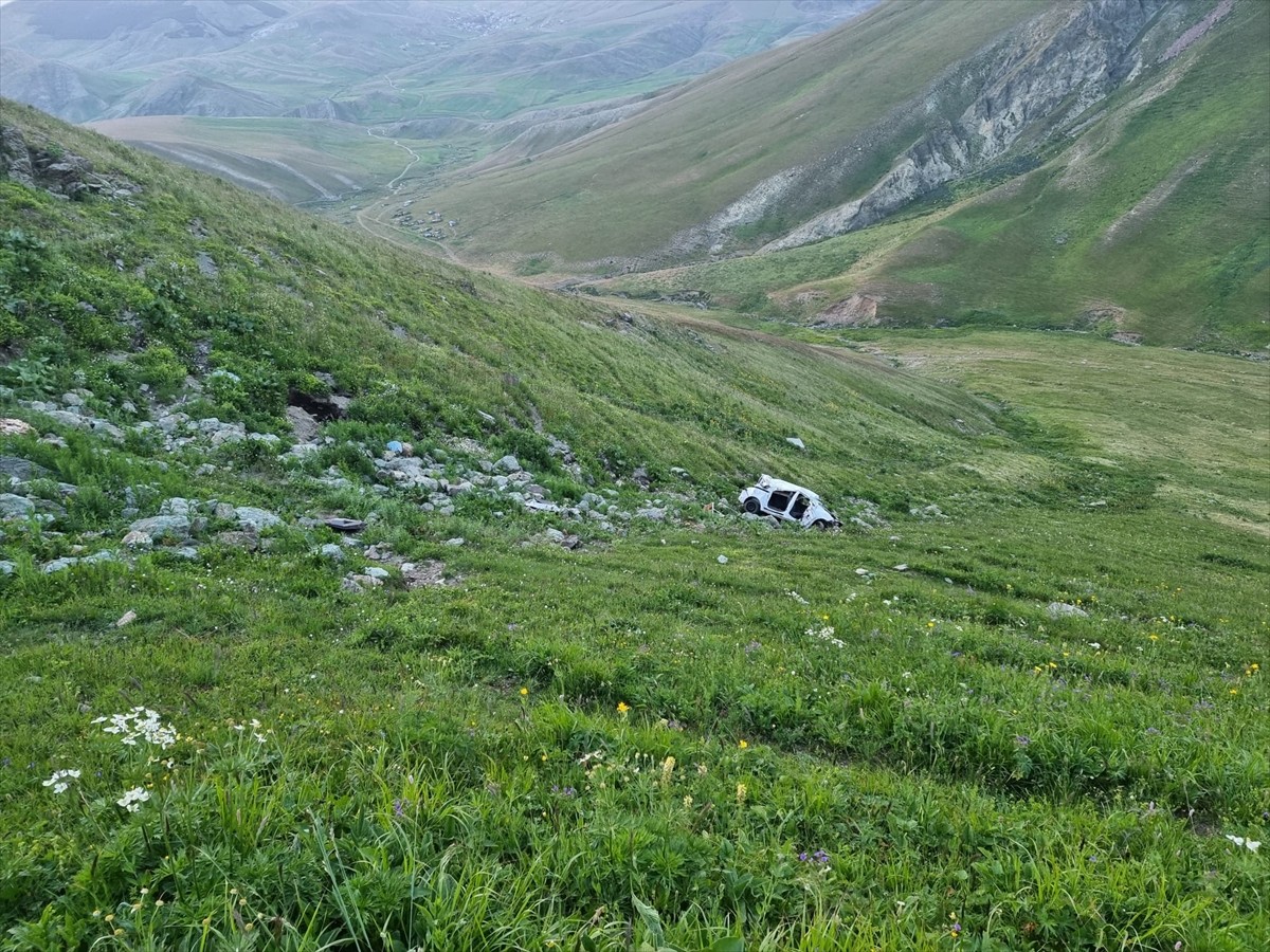 Ardahan'ın Göle ilçesinde uçuruma yuvarlanan otomobildeki 2 kişi yaralandı.