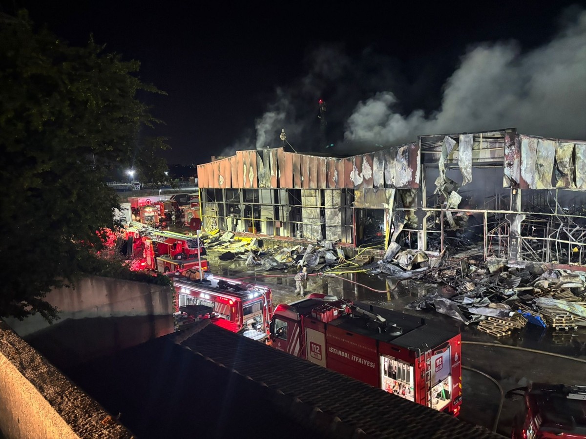 Arnavutköy'de lojistik deposunda çıkan yangın itfaiye ekiplerinin müdahalesiyle söndürüldü.