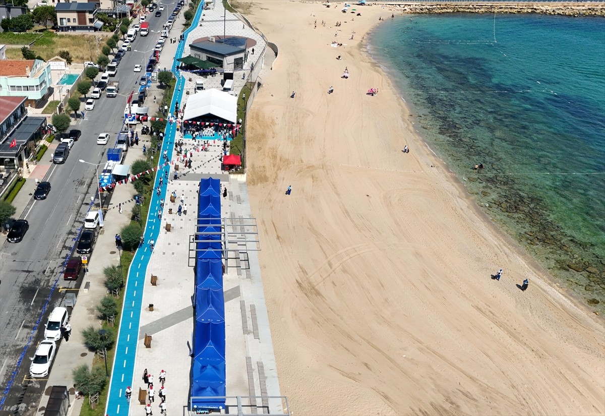 Arnavutköy'deki Karaburun Sahili, Mavi Bayrak almaya hak kazandı. Sahilde, Mavi Bayrak Töreni...