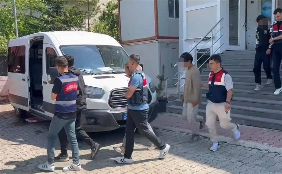  Artvin'in Şavşat ilçesinde 4 düzensiz göçmen yakalandı, organizatör olduğu değerlendirilen sürücü...