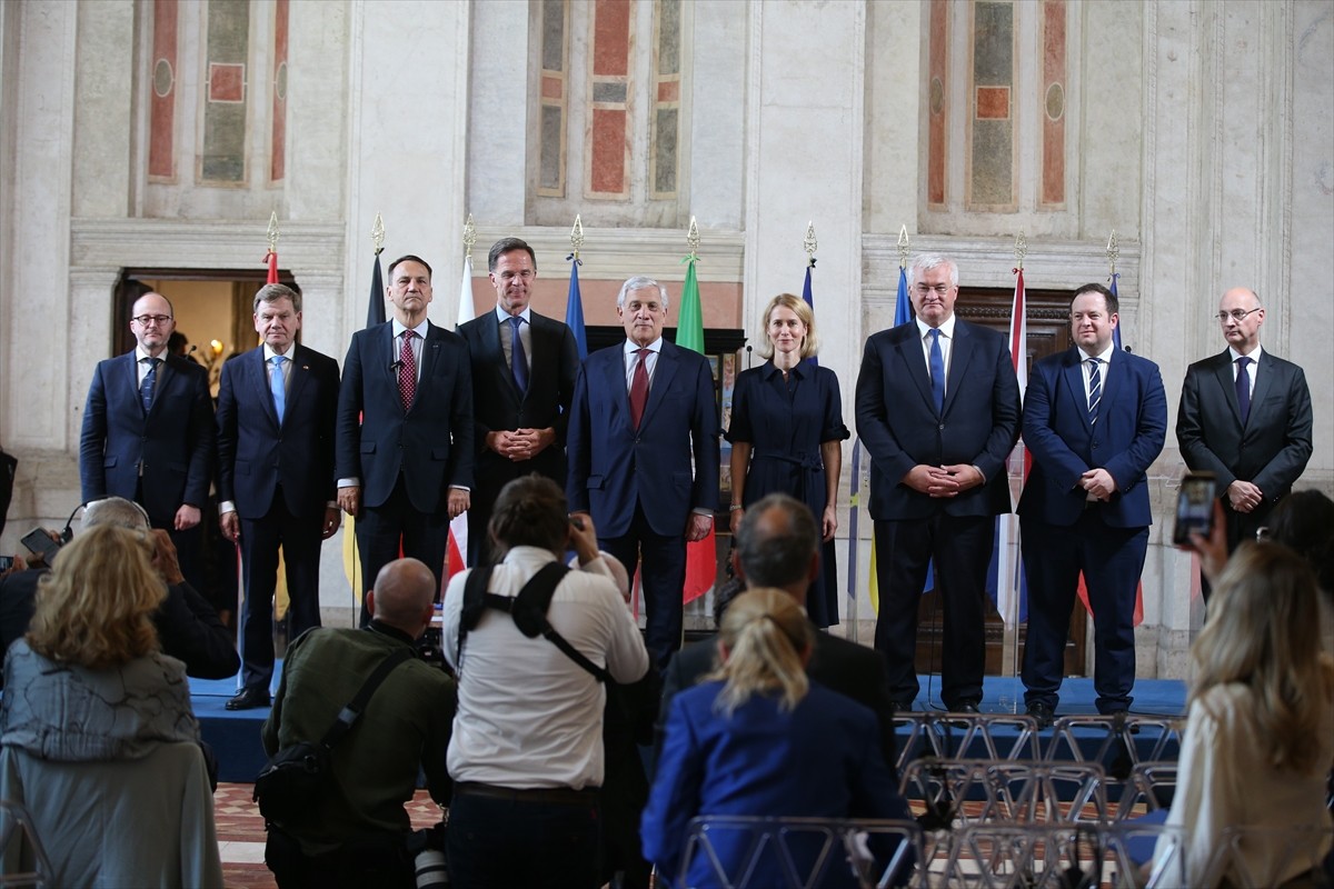 Avrupalı 6 ülkenin dışişleri bakanları ile NATO ve Avrupa Birliği'nden (AB) temsilciler İtalya'nın...