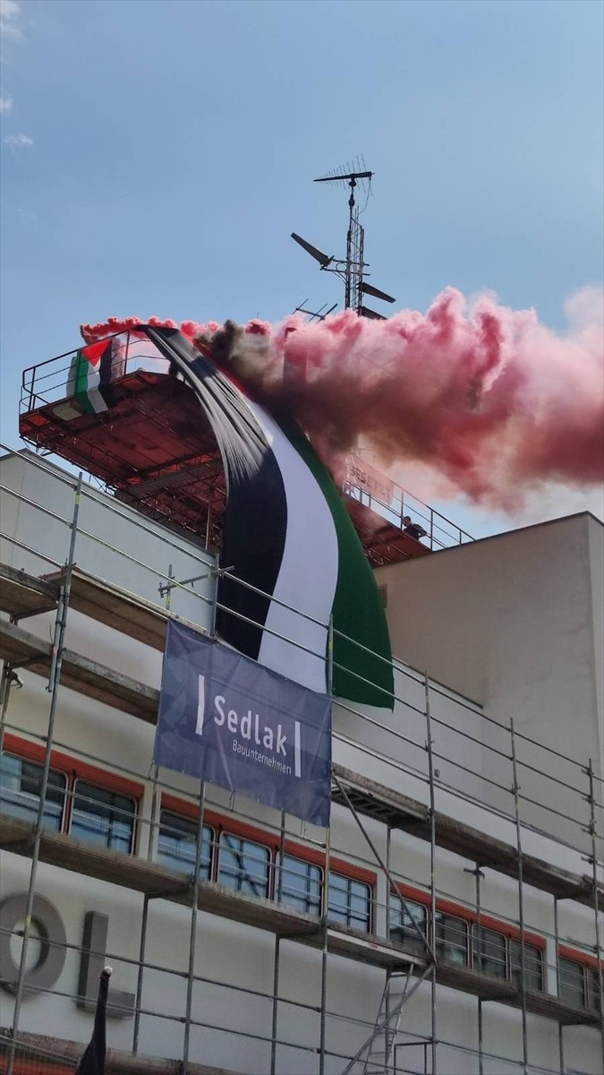 Avusturya’da Filistin destekçileri, kamu yayıncı kuruluşu ORF’nin Tirol eyaletindeki stüdyosunu...