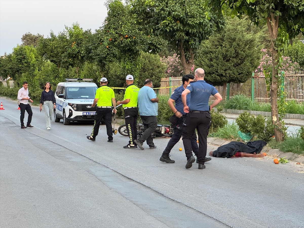 Aydın'ın Efeler ilçesinde ağaca çarpan motosikletin sürücüsü yaşamını yitirdi. Olay yerine polis...