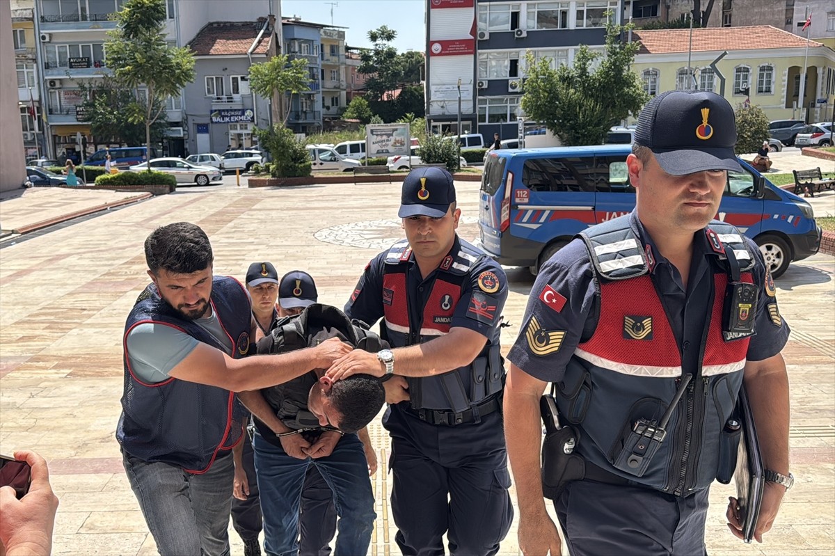 Aydın'ın İncirliova ilçesinde teyzesinin kocasını bıçaklayarak öldürdüğü ileri sürülen şüpheli...