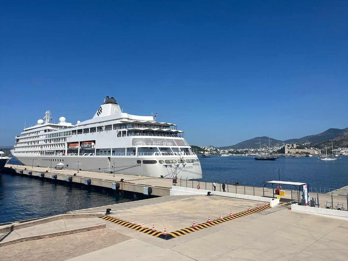 Bahama bandıralı "Silver Whisper" adlı kruvaziyer, 381 yolcusuyla Muğla'nın Bodrum ilçesindeki...
