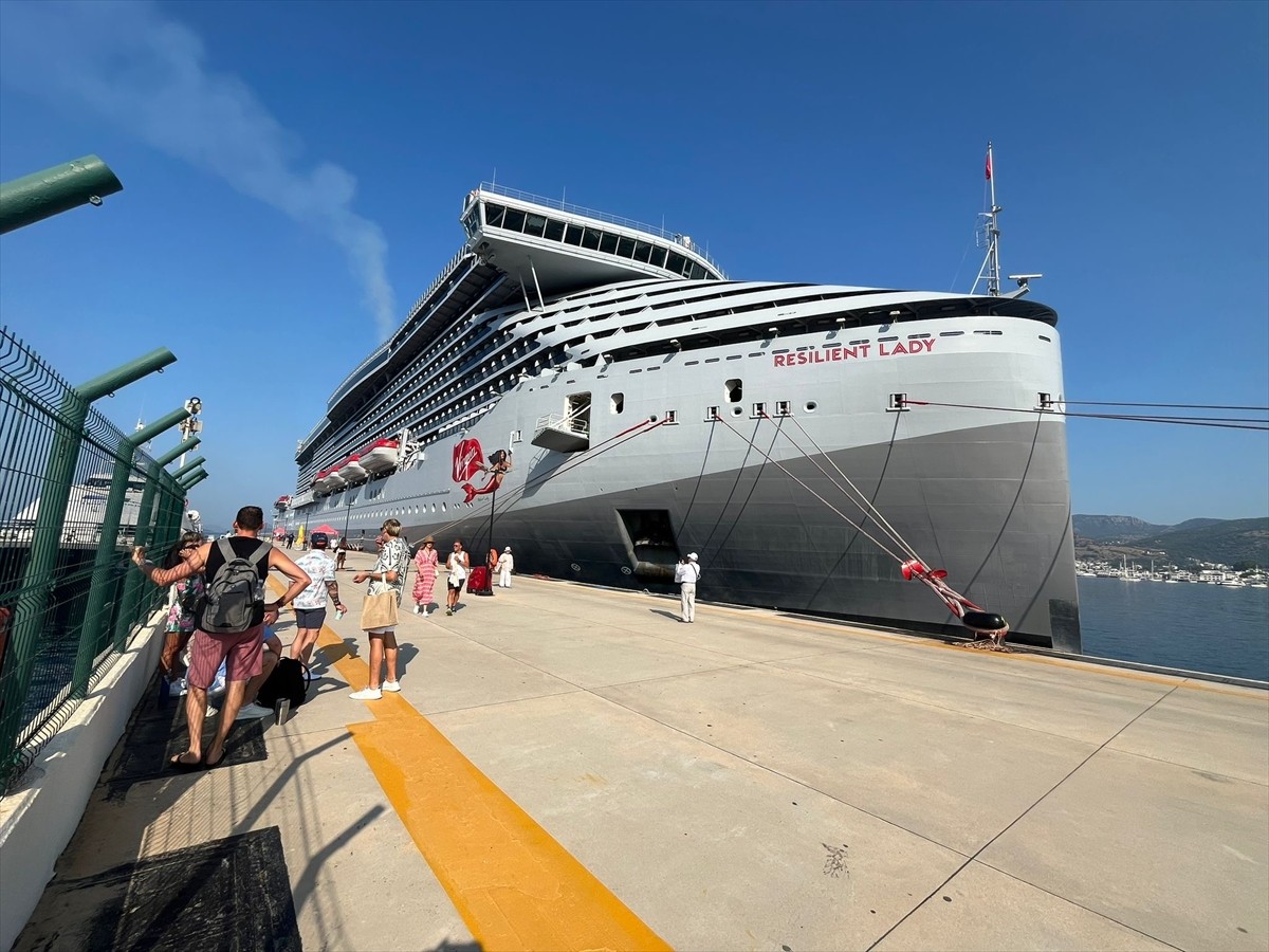 Bahamalar bayraklı "Resilient Lady" kruvaziyeri, 2 bin 572 yolcusuyla Muğla'nın Bodrum ilçesine...