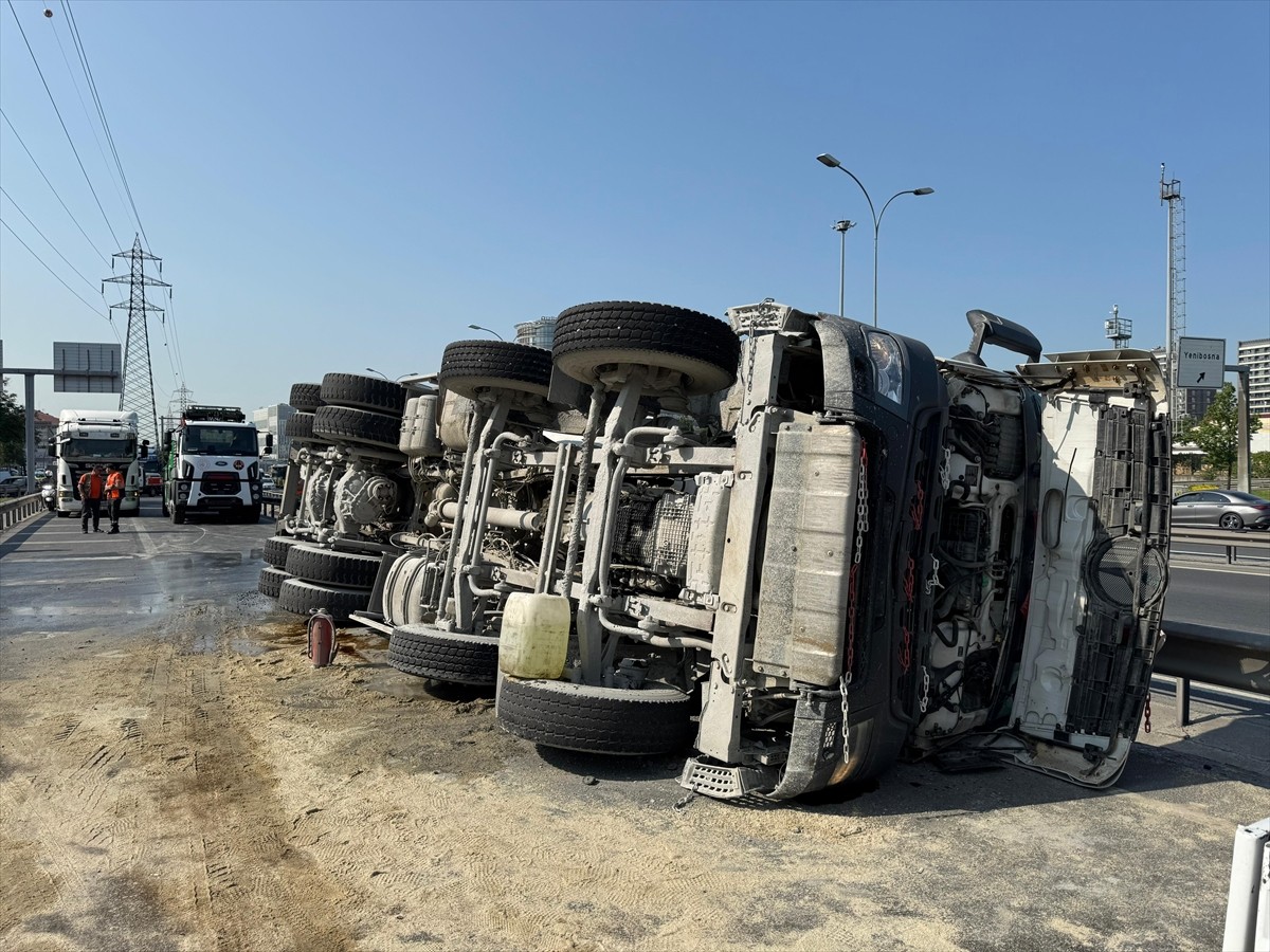 Bahçelievler'de kontrolden çıkan beton mikserinin devrilmesi sonucu yolda trafik yoğunluğu...