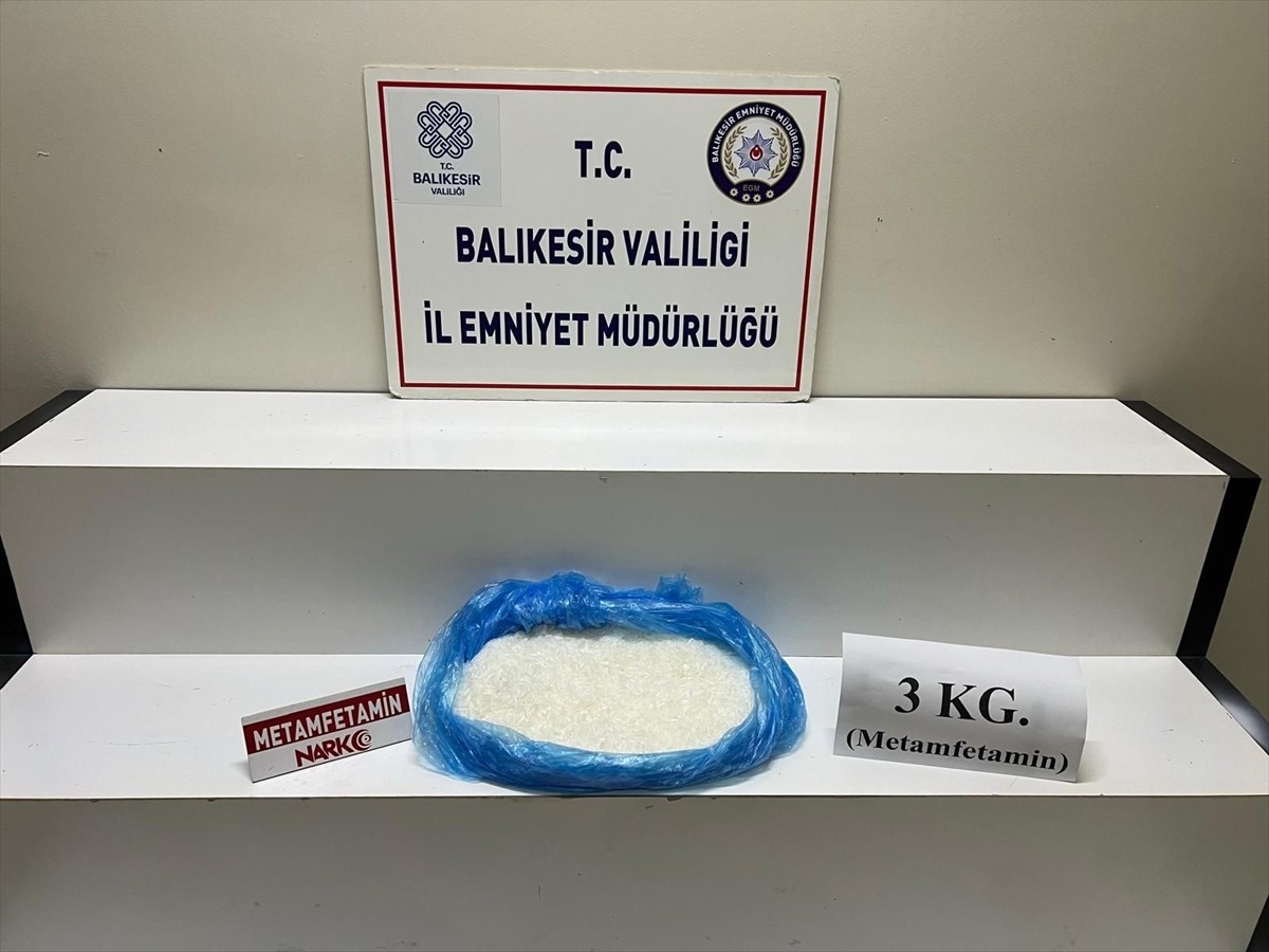 Balıkesir'in Edremit ilçesinde polisin düzenlediği operasyonda 3 kilogram sentetik uyuşturucu...