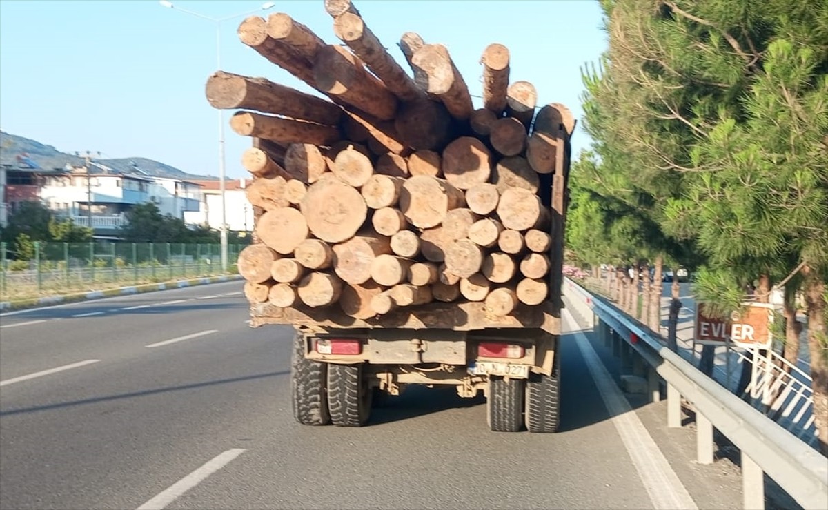 Balıkesir'in Edremit ilçesinde tomruk yüklü kamyon ile minibüsün çarpışması sonucu 1'ağır 6 kişi...