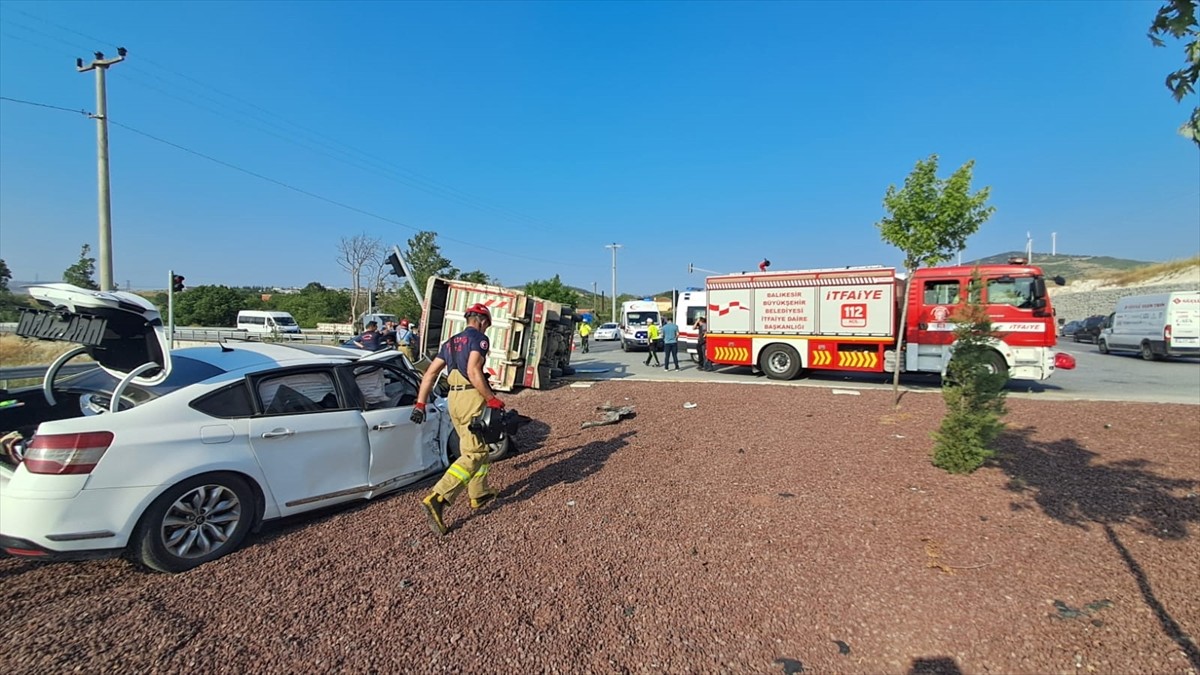 Balıkesir'in merkez Karesi ilçesinde otomobille kamyonun çarpışması sonucu 1 kişi öldü, 1 kişi...