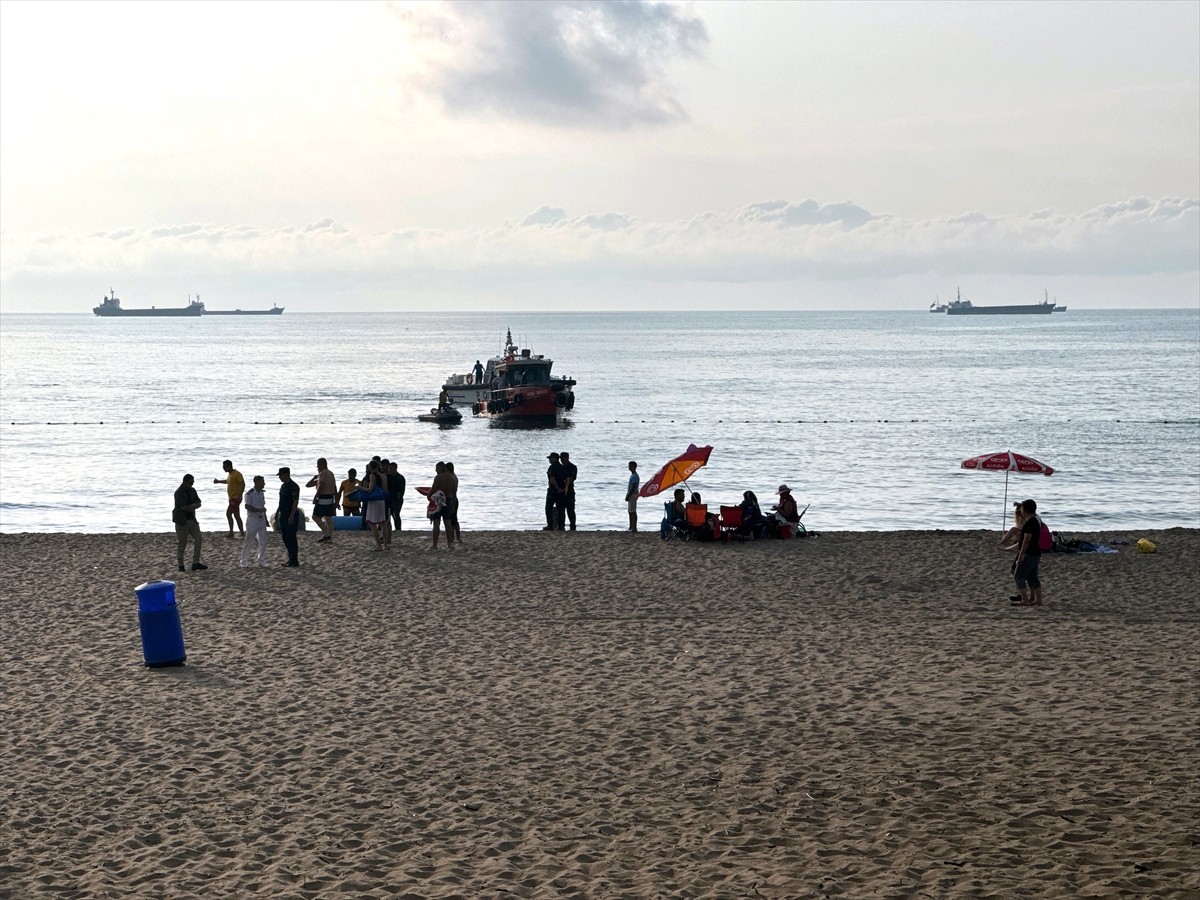 Bartın'ın İnkumu tatil beldesinde denizde oluşan kirlilik ve petrol ürünü kokusu sebebiyle denize...