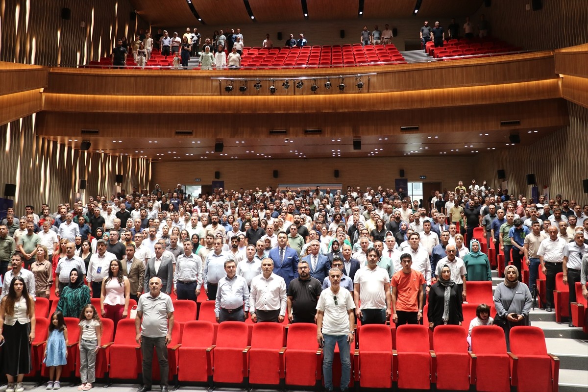 Batman'da İl Milli Eğitim Müdürlüğünce düzenlenen "Eğitimde Yapay Zeka Çalıştayı" başladı. Sahneye...