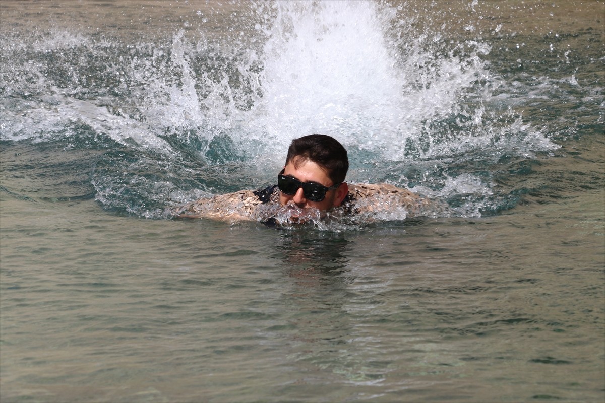 Batman'da tarlada çalışan ve kent merkezinde sıcaktan bunalanlar, serinlemek amacıyla doğal kaynak...