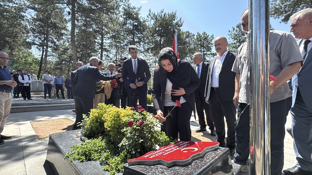 Batman'ın Kozluk ilçesinde PKK'lı teröristlerin saldırısı sonucu şehit olan müzik öğretmeni Şenay...