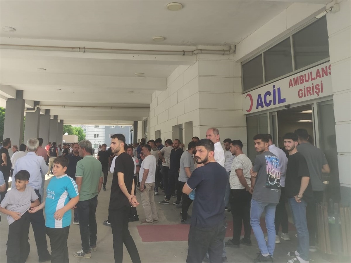 Batman'ın Sason ilçesinde bilirkişi heyetini taşıyan aracın şarampole yuvarlanması sonucu 5 kişi...