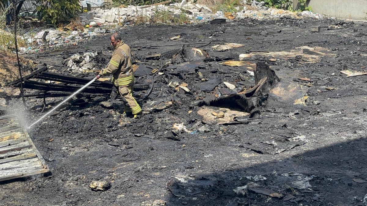 Bayrampaşa'da, sanayi sitesinde hurda, palet ve çöplerin bırakıldığı alanda çıkan yangın...