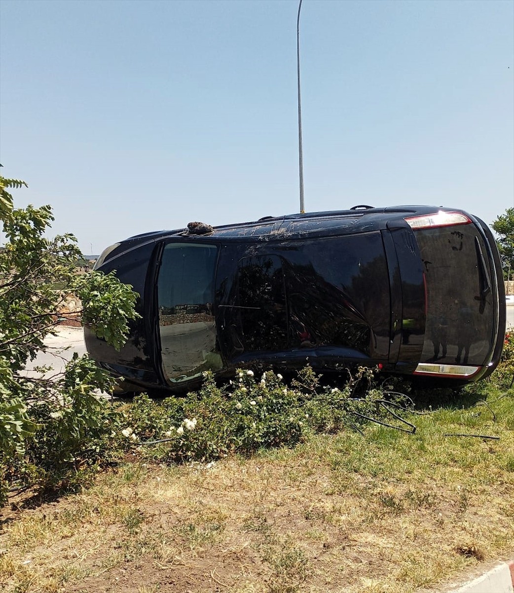 Bilecik'te otomobilin devrilmesi sonucu 3'ü çocuk 5 kişi yaralandı.