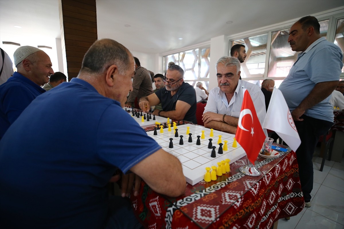 Bingöl'ün Genç ilçesinde düzenlenen "1. Uluslararası Dama Turnuvası" başladı.