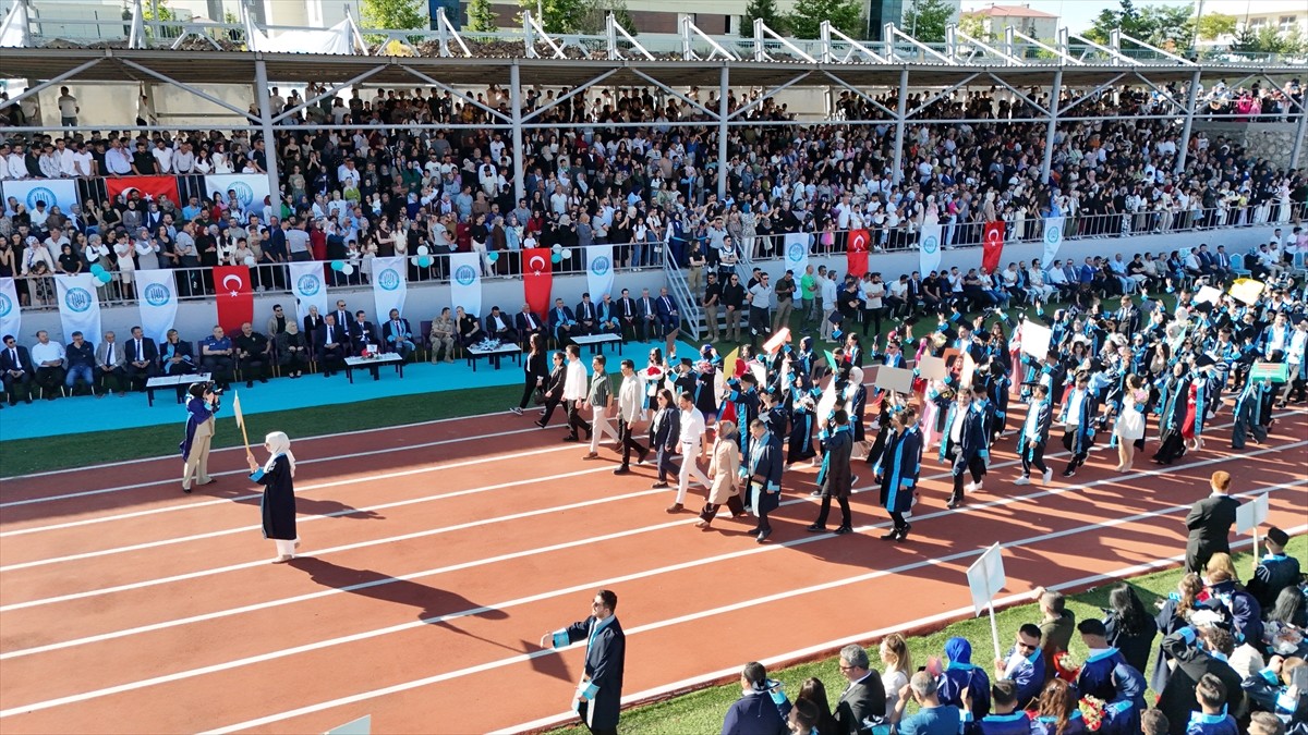 Bitlis Eren Üniversitesinde (BEÜ) eğitimlerini tamamlayan yaklaşık 2 bin 399 öğrenci için...