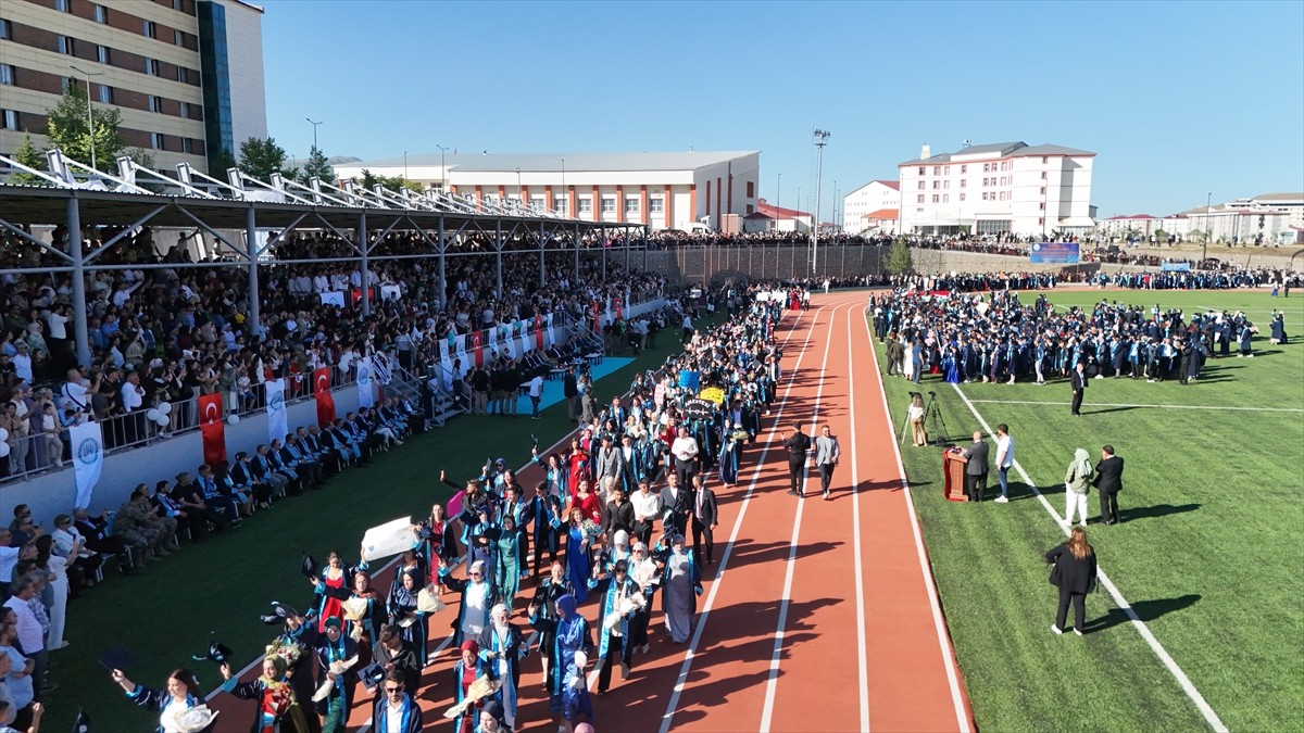 Bitlis Eren Üniversitesinde (BEÜ) eğitimlerini tamamlayan yaklaşık 2 bin 399 öğrenci için...
