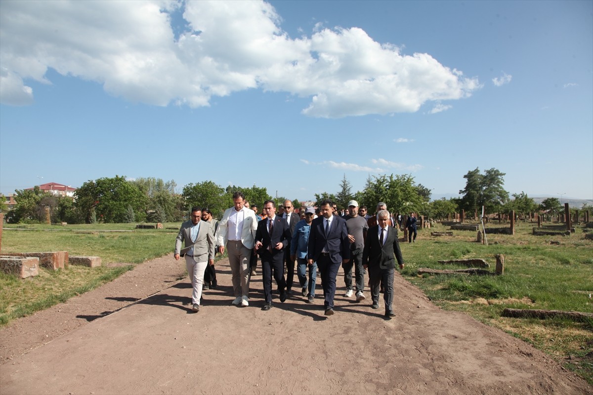 Bitlis Valisi Ahmet Karakaya ve Okçular Vakfı Başkanı Hüseyin Ersan Topbaş, Ahlat ilçesinde...