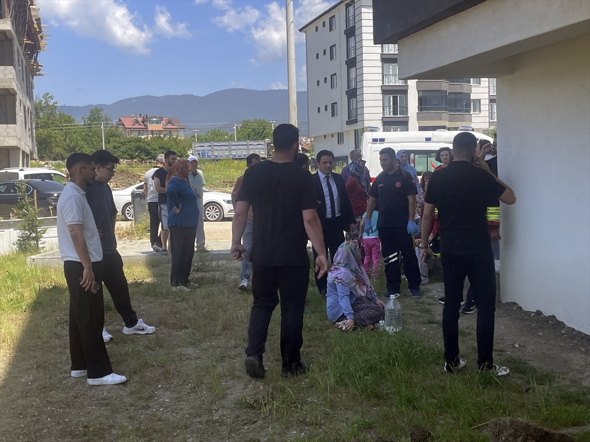 Bolu'da komşusunun evinde çıkan yangını söndürürken dumandan etkilenen kişi ambulansta tedavi...