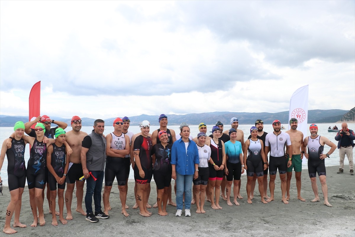Burdur'da düzenlenen Doğa Festivali (DoğaFest) etkinlikleri kapsamında, Salda Gölü'nde triatlon...