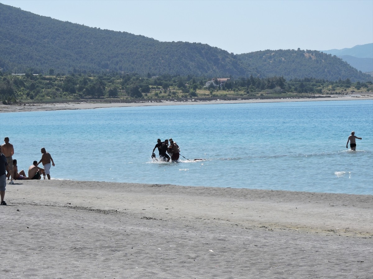 Burdur'un Yeşilova ilçesindeki Salda Gölü'nde boğulma tehlikesi geçiren kız, AFAD ekipleri...
