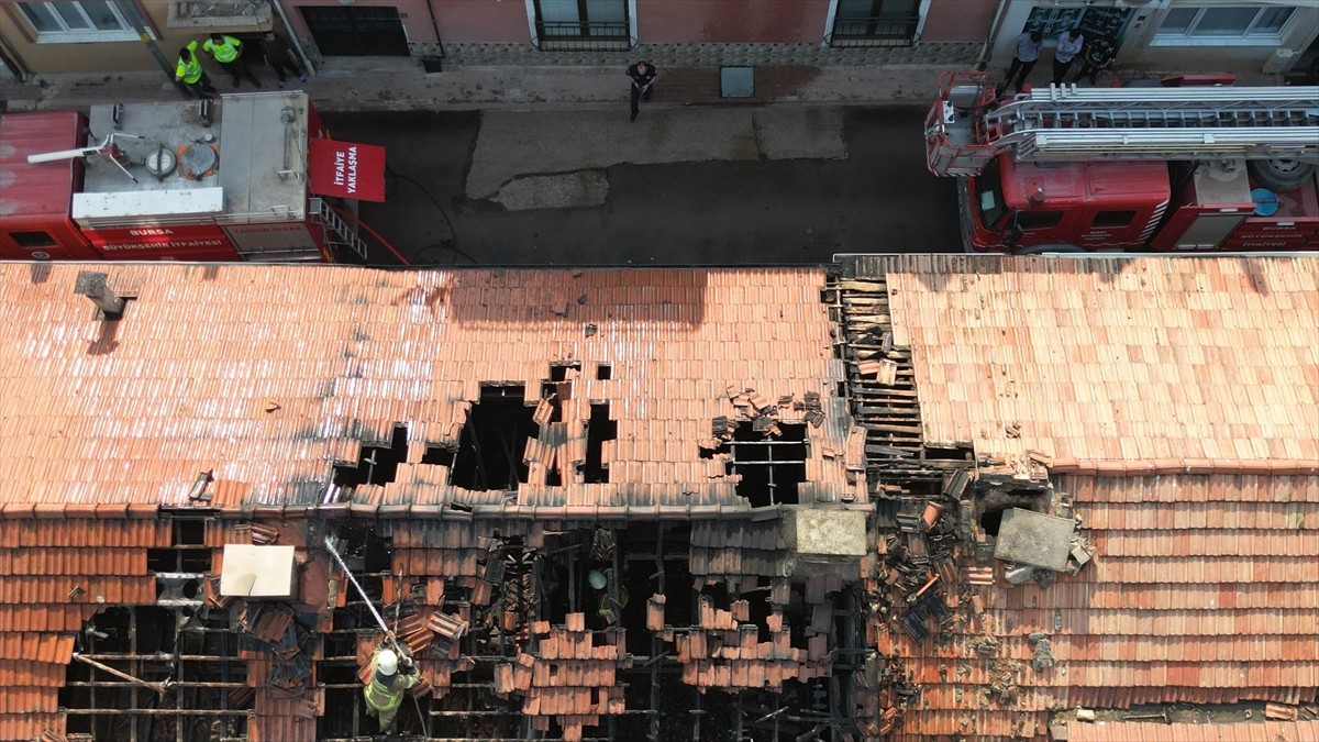 Bursa'nın İnegöl ilçesinde, iki katlı ahşap evde çıkan yangın itfaiye ekiplerince...