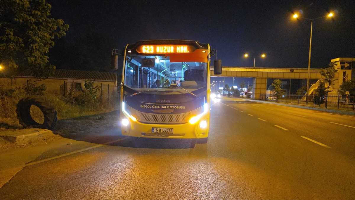 Bursa'nın İnegöl ilçesinde yolun karşısına geçmeye çalışan kadın, otobüsün çarpması sonucu ağır...
