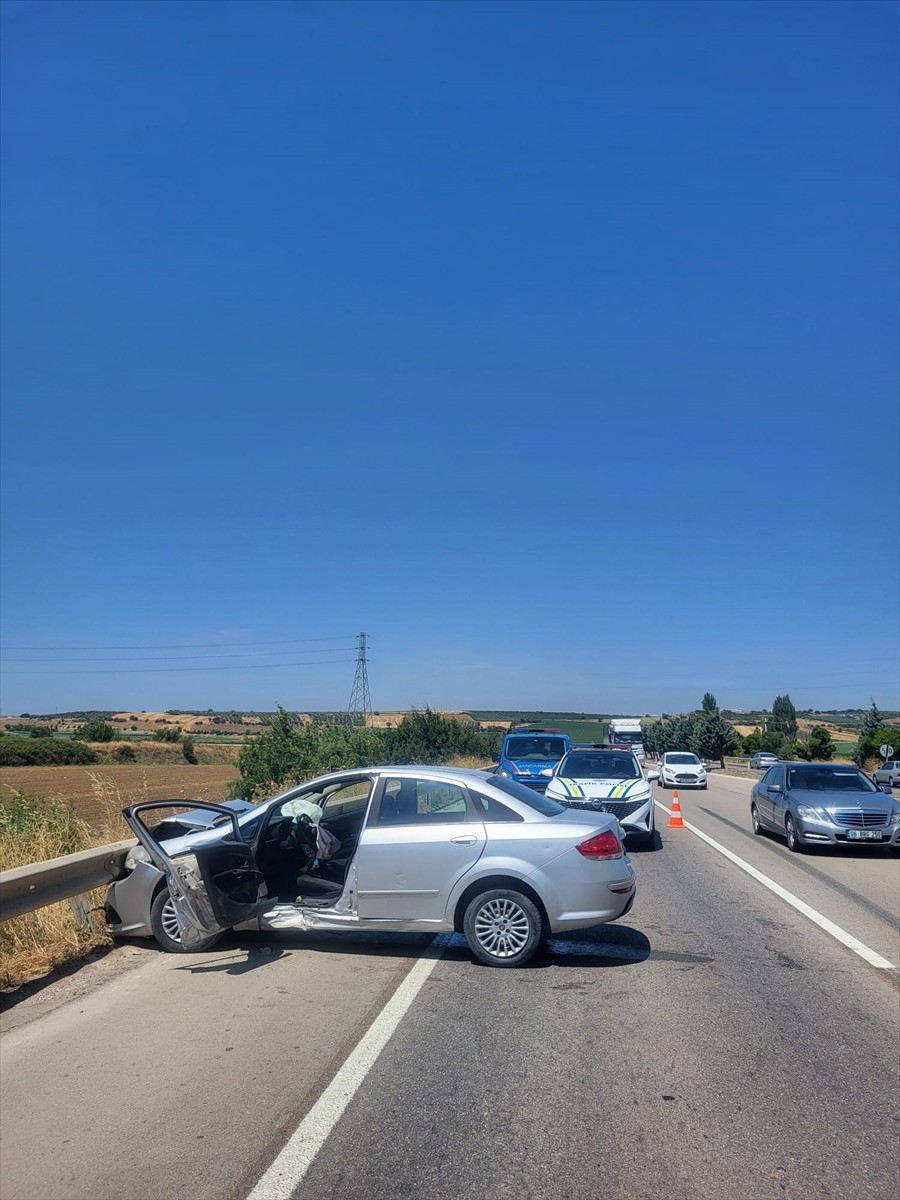 Bursa'nın Karacabey ilçesinde iki otomobilin çarpıştığı kazada 5 kişi yaralanarak hastaneye...